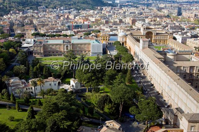 italie rome 03.jpg - Vue sur les jardins du Vatican depuis la coupole de la basilique Saint-PierreItalie